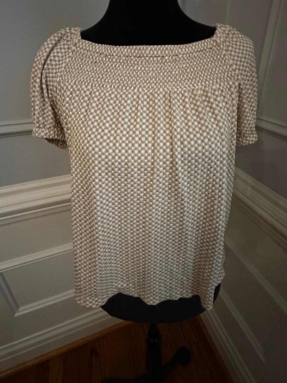Cute beige and white short sleeve blouse.